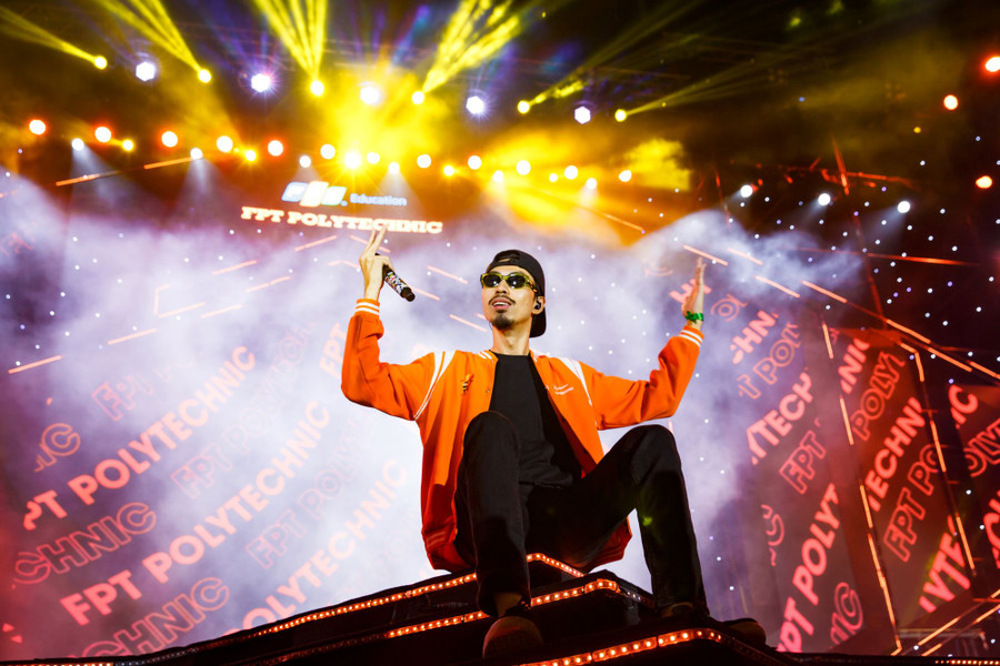 Rapper Đen cháy hết mình cùng sinh viên trong Happy Bee 11. Rapper Đen cháy hết mình cùng sinh viên trong Happy Bee 11.