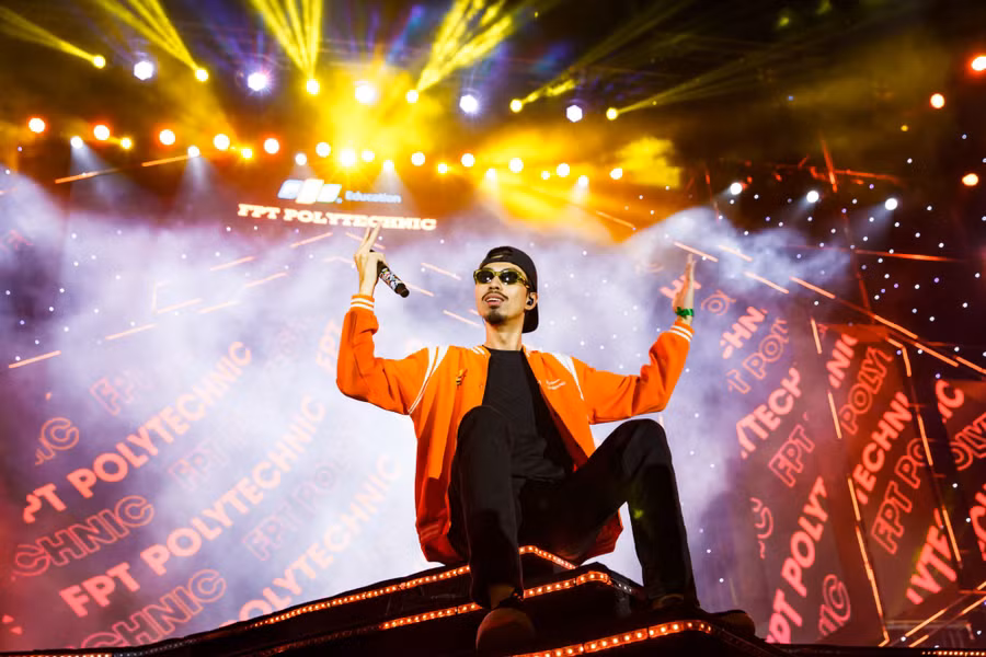 Rapper Đen cháy hết mình cùng sinh viên trong Happy Bee 11.