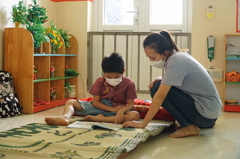 Cô Kim tranh thủ dạy phụ đạo cho học sinh trong khu cách ly. Ảnh: NVCC