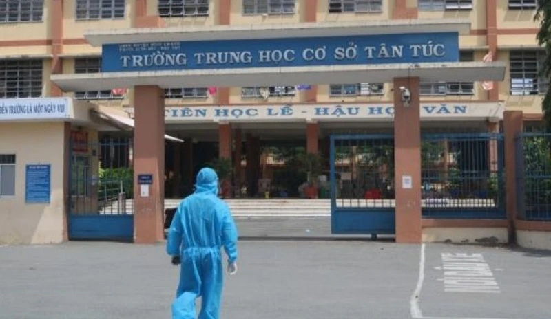 Trường THCS Tân Túc, huyện Bình Chánh, TPHCM vẫn được trưng dụng để cách ly điều trị bệnh nhân Covid-19, dự kiến sau ngày 20/11 mới bàn giao để sửa chữa. Ảnh: IT