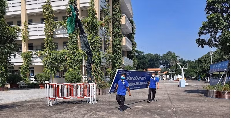 Trường THPT Phú Nhuận, quận Phú Nhuận, TPHCM vừa hoàn thành sứ mệnh chăm sóc và điều trị bệnh nhân F0 và đang tiến hành dọn dẹp, sửa chữa để đón học sinh trở lại. Ảnh: NTCC