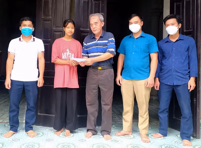 Thầy Ngô Mạnh Cường (thứ 3 từ phải sang) trong một lần tặng quà hỗ trợ học sinh có hoàn cảnh khó khăn vươn lên trong học tập. Ảnh: K.Nguyên