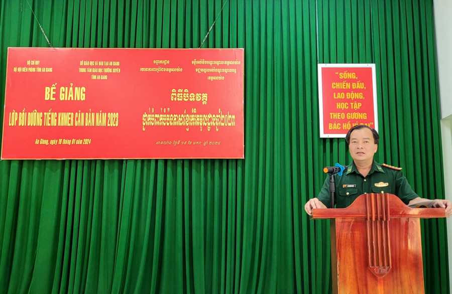 Đại tá Lê Hoàng Việt - Phó Chính ủy BĐBP tỉnh An Giang phát biểu tại buổi lễ.