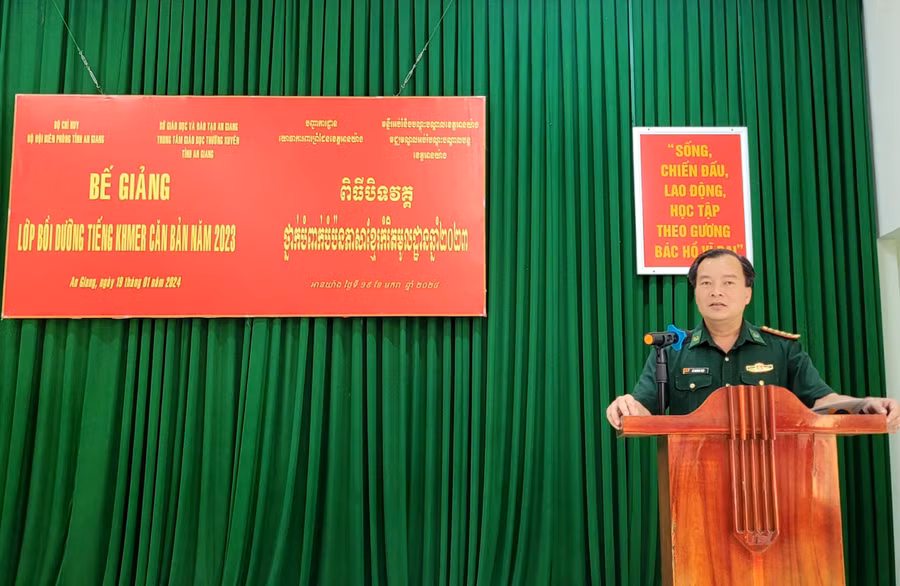 Đại tá Lê Hoàng Việt - Phó Chính ủy BĐBP tỉnh An Giang phát biểu tại buổi lễ.