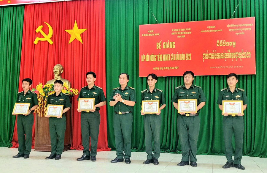 Trao khen thưởng cho các học viên xuất sắc.