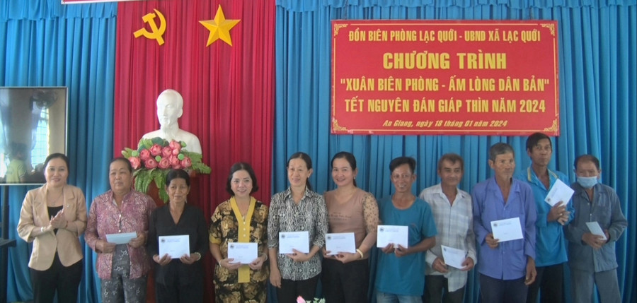 Trao quà Tết cho các hộ gia đình chính sách.