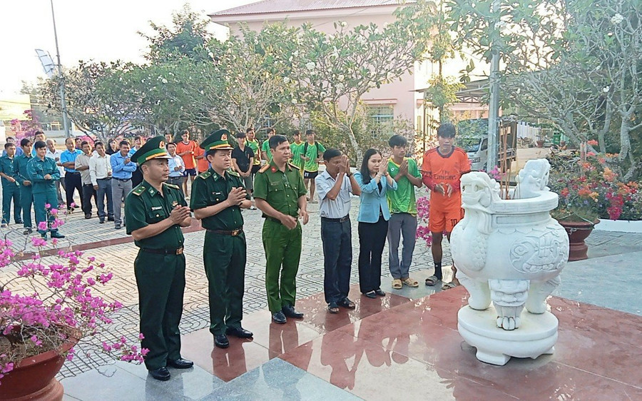 Thắp nến, dâng hương tưởng niệm tại Tượng đài cố Thủ tướng Võ Văn Kiệt.