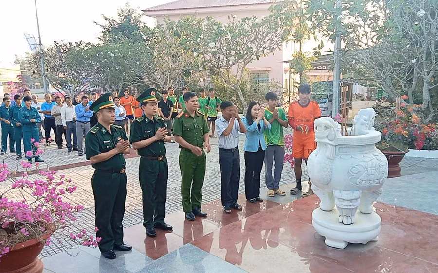 Thắp nến, dâng hương tưởng niệm tại Tượng đài cố Thủ tướng Võ Văn Kiệt.