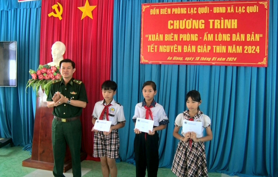 Trao quà Tết cho học sinh có hoàn cảnh khó khăn.