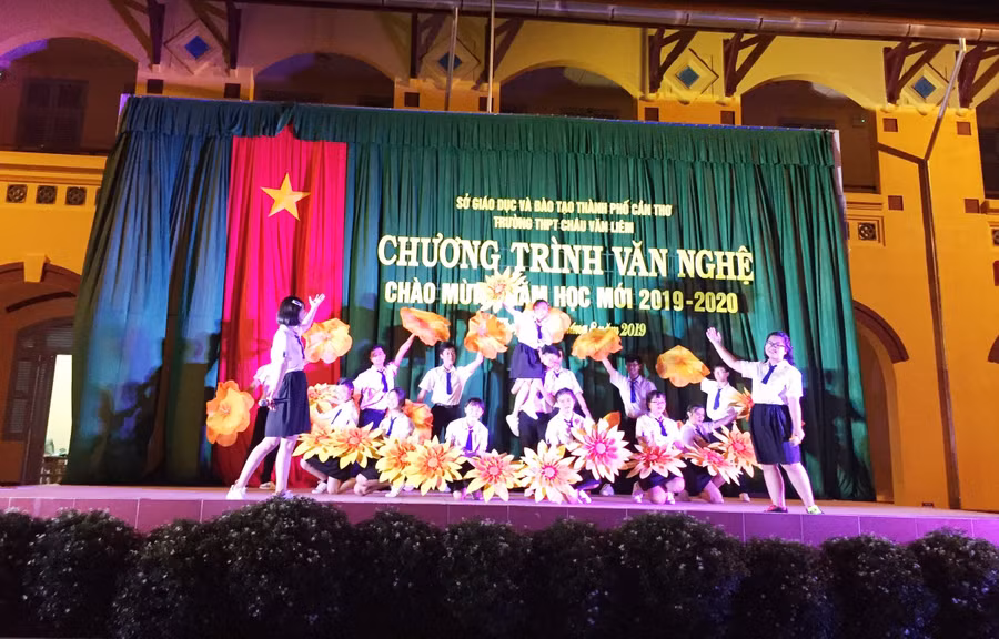 Sôi nổi đêm văn nghệ chào năm học mới