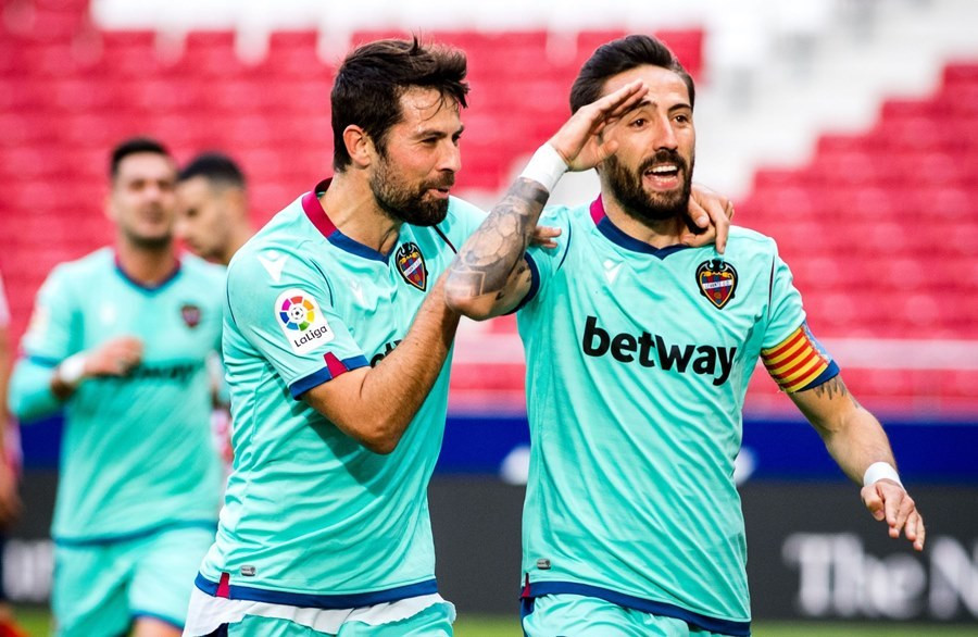 Niềm vui của Morales và các đồng đội