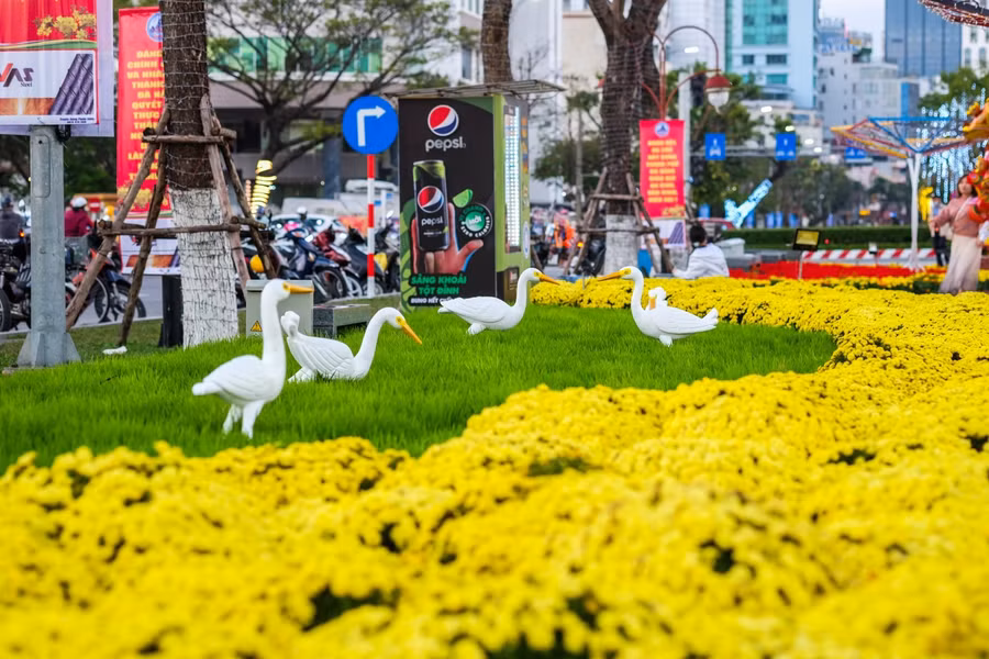 Đường hoa được trang trí với nhiều tiểu cảnh gắn liền với làng quê Việt Nam.