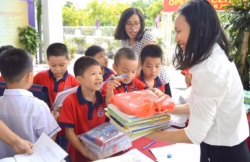 Học sinh Thủ đô quyên góp sách giáo khoa tặng bạn vùng cao tại Trường Tiểu học Nấm Dẩn - xã Nấm Dẩn (huyện Xín Mần, Hà Giang). Ảnh minh họa