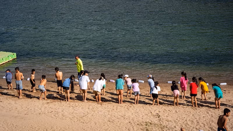 Học sinh khởi động trước khi tham gia học bơi.