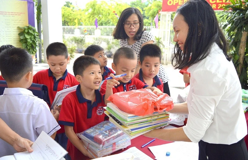 Học sinh Thủ đô quyên góp sách giáo khoa tặng bạn vùng cao tại Trường Tiểu học Nấm Dẩn - xã Nấm Dẩn (huyện Xín Mần, Hà Giang). Ảnh minh họa