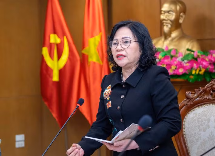 Thứ trưởng Bộ GD&ĐT Ngô Thị Minh phát biểu tại phiên họp.