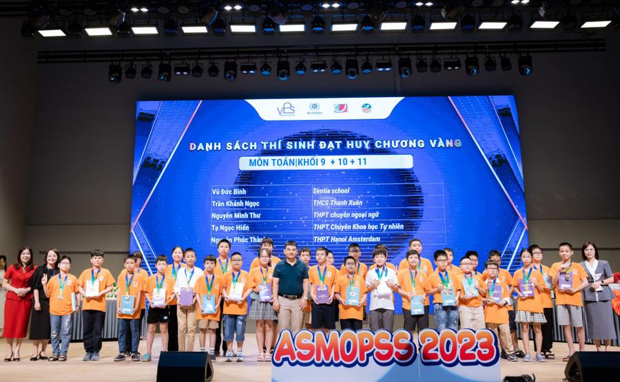 Trao giải cho các học sinh đoạt huy chương vàng ASMOPSS 2023 vòng quốc gia. Trao giải cho các học sinh đoạt huy chương vàng ASMOPSS 2023 vòng quốc gia.
