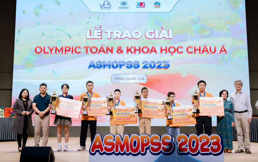 Trao giải cho 6 học sinh xuất sắc nhất ASMOPSS 2023 vòng quốc gia.