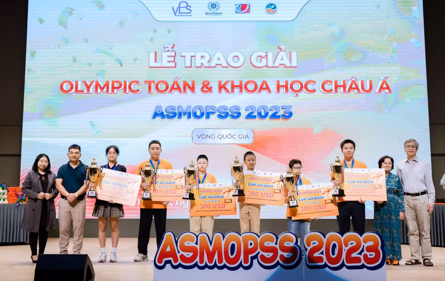 Trao giải cho 6 học sinh xuất sắc nhất ASMOPSS 2023 vòng quốc gia.