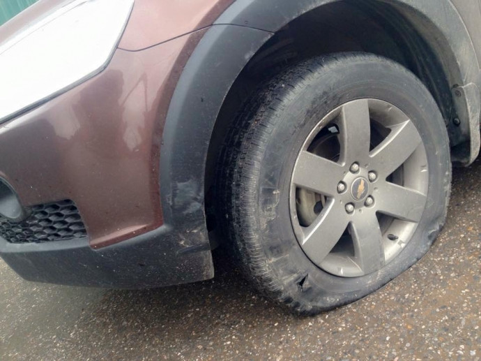 Lốp xe bánh trước của anh Ch bị rạch thủng. (Ảnh nhân vật cung cấp). 11828542_861233013961056_1922056306839191667_n