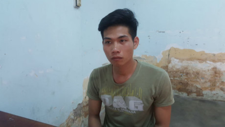 Hung thủ giết bạn gái rồi cầm dao bỏ chạy vừa ra đầu thú - Ảnh 1 Hung thu giet ban gai roi cam dao bo chay vua ra dau thu - Anh 1