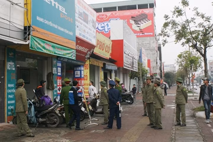 Khởi tố vụ dùng bút đâm cán bộ phường dẹp vỉa hè ở Long Biên