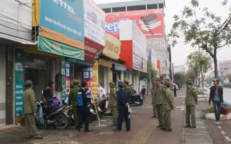 Khoi to vu dung but dam can bo phuong dep via he o Long Bien - Anh 1