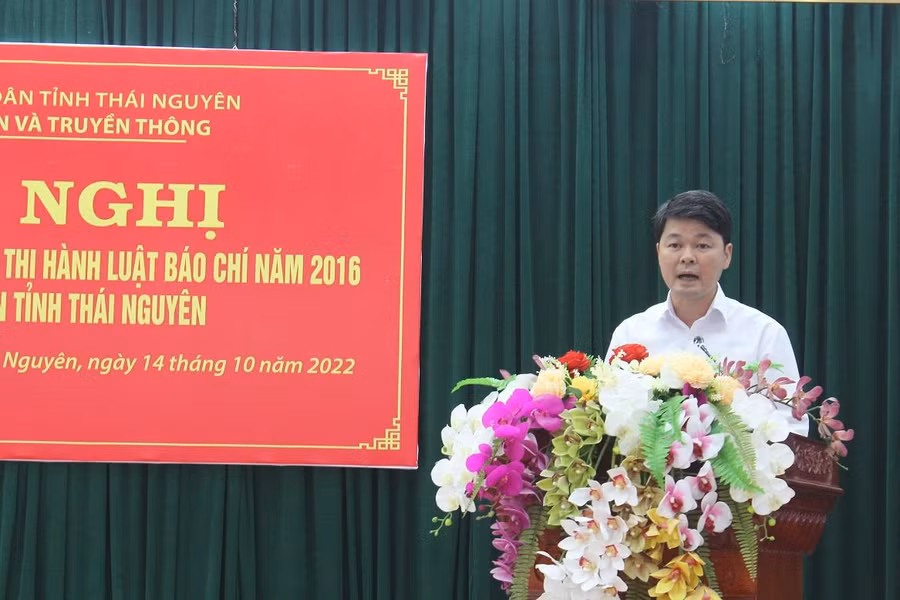 Nhà báo Nguyễn Ngọc Sơn, Tổng Biên tập Báo Thái Nguyên phát biểu góp ý tại Hội nghị.