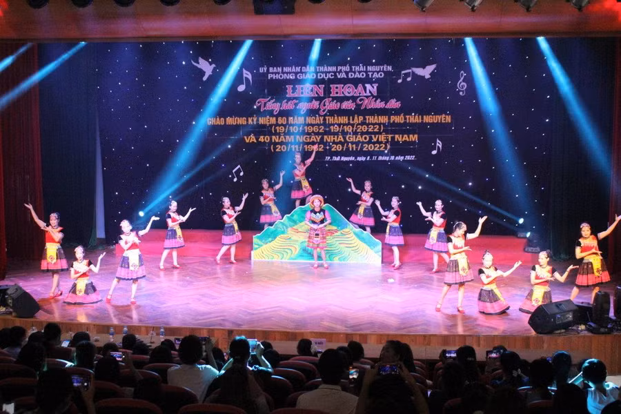 Liên hoan tiếng hát Người Giáo viên nhân dân chào mừng kỷ niệm 60 năm Ngày thành lập TP Thái Nguyên(19/10/1962-19/10/2022). Liên hoan tiếng hát Người Giáo viên nhân dân chào mừng kỷ niệm 60 năm Ngày thành lập TP Thái Nguyên(19/10/1962-19/10/2022).