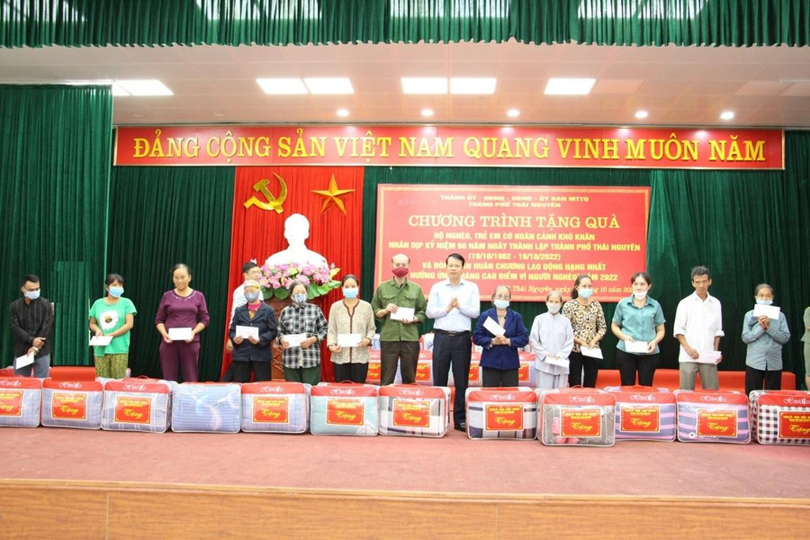 Ông Dương Văn Lượng, Tỉnh ủy viên, Bí thư Thành ủy TP Thái Nguyên trao quà cho các hộ nghèo. Ông Dương Văn Lượng, Tỉnh ủy viên, Bí thư Thành ủy TP Thái Nguyên trao quà cho các hộ nghèo.