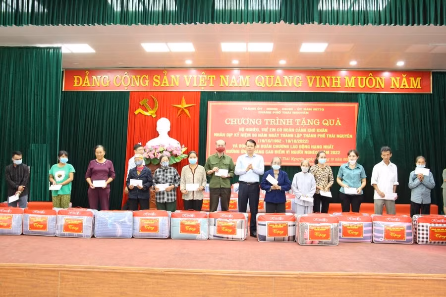 Ông Dương Văn Lượng, Tỉnh ủy viên, Bí thư Thành ủy TP Thái Nguyên trao quà cho các hộ nghèo. Ông Dương Văn Lượng, Tỉnh ủy viên, Bí thư Thành ủy TP Thái Nguyên trao quà cho các hộ nghèo.