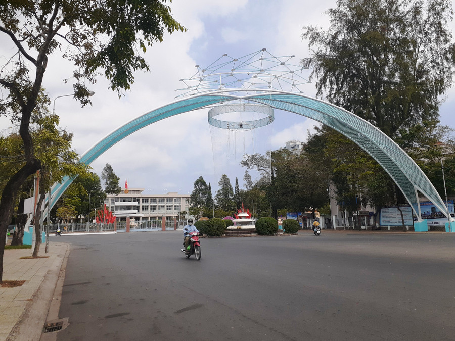 Đường đèn nghệ thuật nhìn về phía UBND TP Cần Thơ.