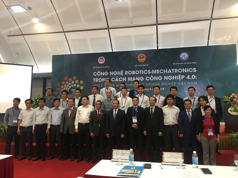 Các đại biểu cùng chụp hình lưu niệm. Các đại biểu cùng chụp hình lưu niệm.