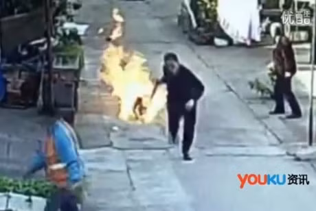 Nguoi dan ong lieu minh keo binh gas dang boc chay du doi - Anh 1