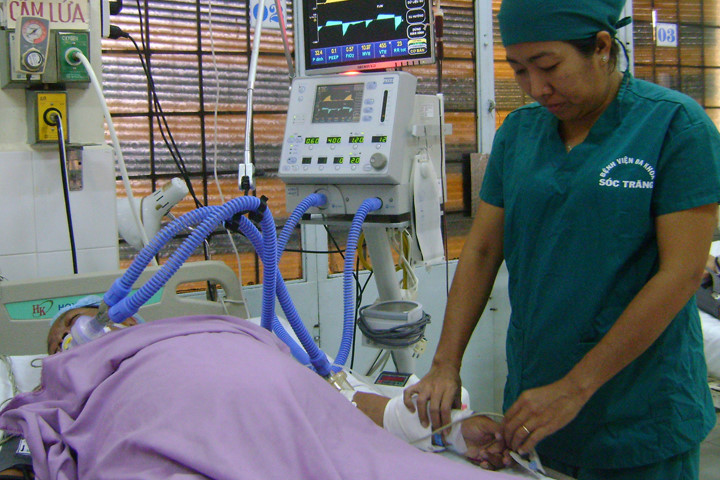 Khối u xơ to như quả mít trong bụng thiếu phụ