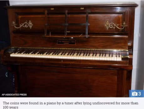 Bat ngo phat hien kho bau tien xu co bang vang khi mang dan di sua - Anh 2