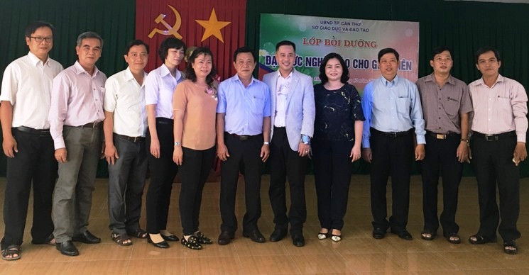 PGS.TS Huỳnh Văn Sơn (giữa, áo vest) cùng lãnh đạo, cán bộ Sở GD&ĐT TP Cần Thơ