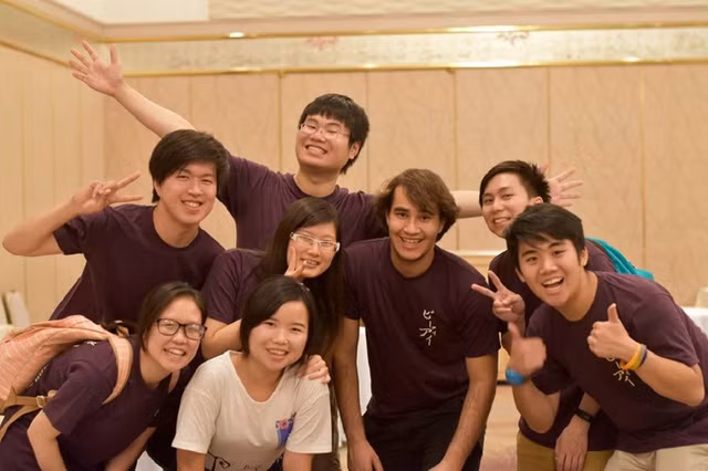 Thùy Linh (hàng đầu ngoài cùng bên trái) và các bạn tại Mĩ.