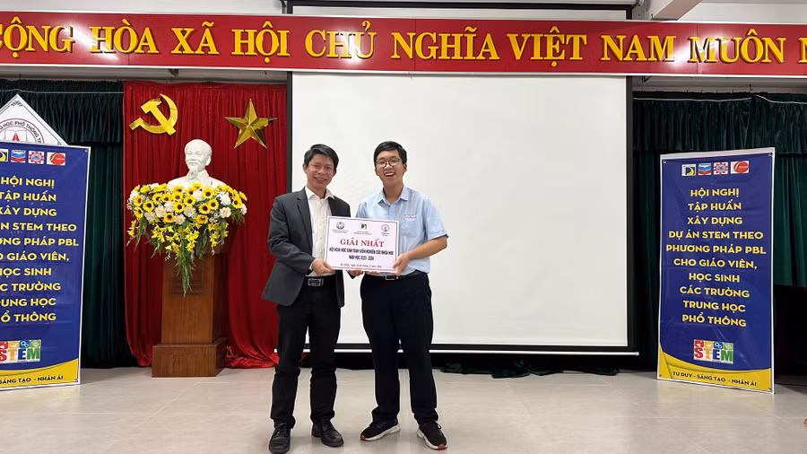 PGS.TS Lê Tiến Dũng, Phó Hiệu trưởng Trường ĐH Bách khoa, ĐH Đà Nẵng trao giải Nhất ở mảng Giải công nghệ tiềm năng cho đề tài Máy giao hạt của HS Trường THPT Thanh Khê.