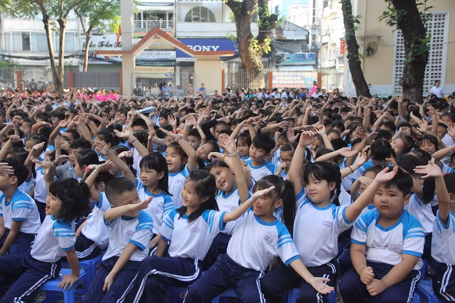 Gần 1.900 học sinh Trường Tiểu học Trần Hưng Đạo hào hứng tham gia lễ phát động