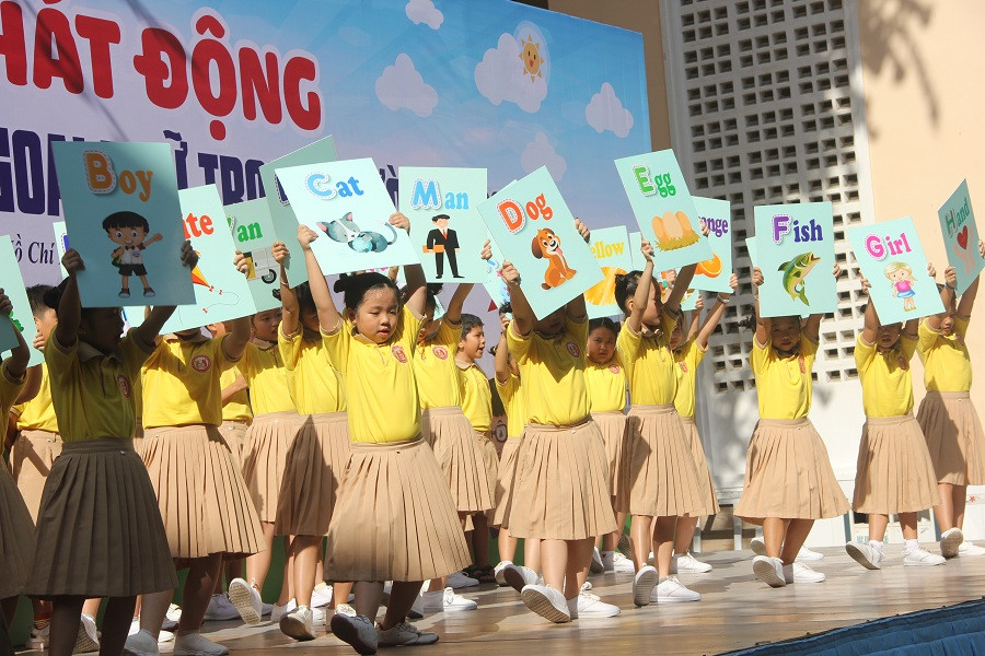 Một tiết mục dễ thương của học sinh Trường Tiểu học Nguyễn Thái Học -một trong những trường tiểu học tại quận 1 được đánh giá cao về phong trào dạy học ngoại ngữ. Đây cũng là trường tại quận 1 đang thực hiện theo mô hình tiên tiến hội nhập