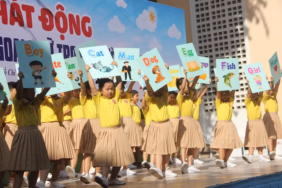 Một tiết mục dễ thương của học sinh Trường Tiểu học Nguyễn Thái Học -một trong những trường tiểu học tại quận 1 được đánh giá cao về phong trào dạy học ngoại ngữ. Đây cũng là trường tại quận 1 đang thực hiện theo mô hình tiên tiến hội nhập