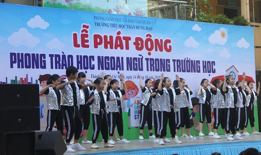 Học sinh Trường Tiểu học Trần Hưng Đạo tự tin biểu diễn các bài hát bằng tiếng Anh, tiết mục nhảy trên nền nhạc tiếng Anh