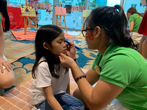 Vẽ mặt cổ vũ ngày hội!