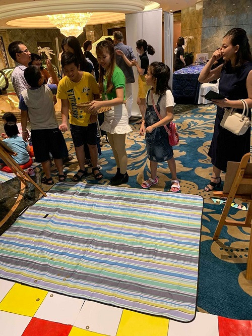 Các con theo bố mẹ đi dự Ngày hội hào hứng với góc chơi trẻ em.