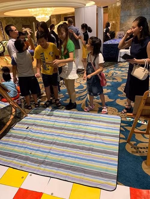 Các con theo bố mẹ đi dự Ngày hội hào hứng với góc chơi trẻ em.