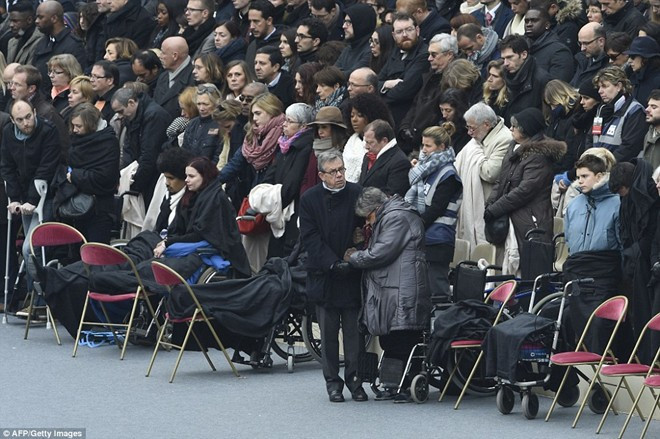 350 người bị thương trong các vụ tấn công cũng dự buổi lễ. Nhiều nạn nhân ngồi trên xe lăn. Những phần tử khủng bố đã dùng bom tự sát và súng để tấn công các quán bar và nhà hàng, nhà hát Bataclan và sân vận động Stade de France. Đây là cuộc tấn công đẫm máu nhất ở Pháp từ sau Thế chiến II. Pháp tưởng niệm các nạn nhân thảm kịch Paris