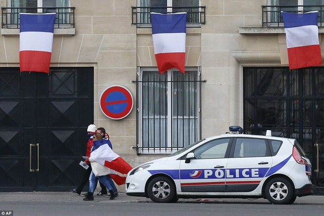 Cờ Pháp được treo rủ tại các tòa nhà công quyền. Người dân Pháp sốc và bàng hoàng sau hàng loạt vụ khủng bố trong thời gian qua. Cộng đồng thế giới cũng tổ chức nhiều sự kiện khác nhau để chia sẻ nỗi đau của nước Pháp. Ảnh: AP Pháp tưởng niệm các nạn nhân thảm kịch Paris