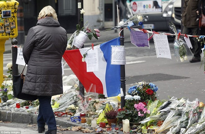 Mọi người đặt hoa và nến tưởng nhớ các nạn nhân. Getty Pháp tưởng niệm các nạn nhân thảm kịch Paris