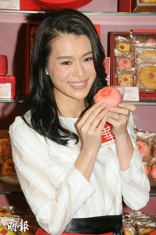 Gần sát ngày cưới, Hồ Hạnh Nhi vẫn mải miết chạy show sự kiện. Tại một hoạt động ngày 26/11, khi được hỏi về chuyện chồng sắp cưới ôm ấp bóng hồng khác ở quán bar, cô nói hai người phụ nữ đó cô đều biết, giữa họ chỉ là mối quan hệ bình thường, hoàn toàn không có chuyện chồng sắp cưới lăng nhăng. ho-hanh-nhi-khong-tin-hon-phu-lang-nhang-dao-mo